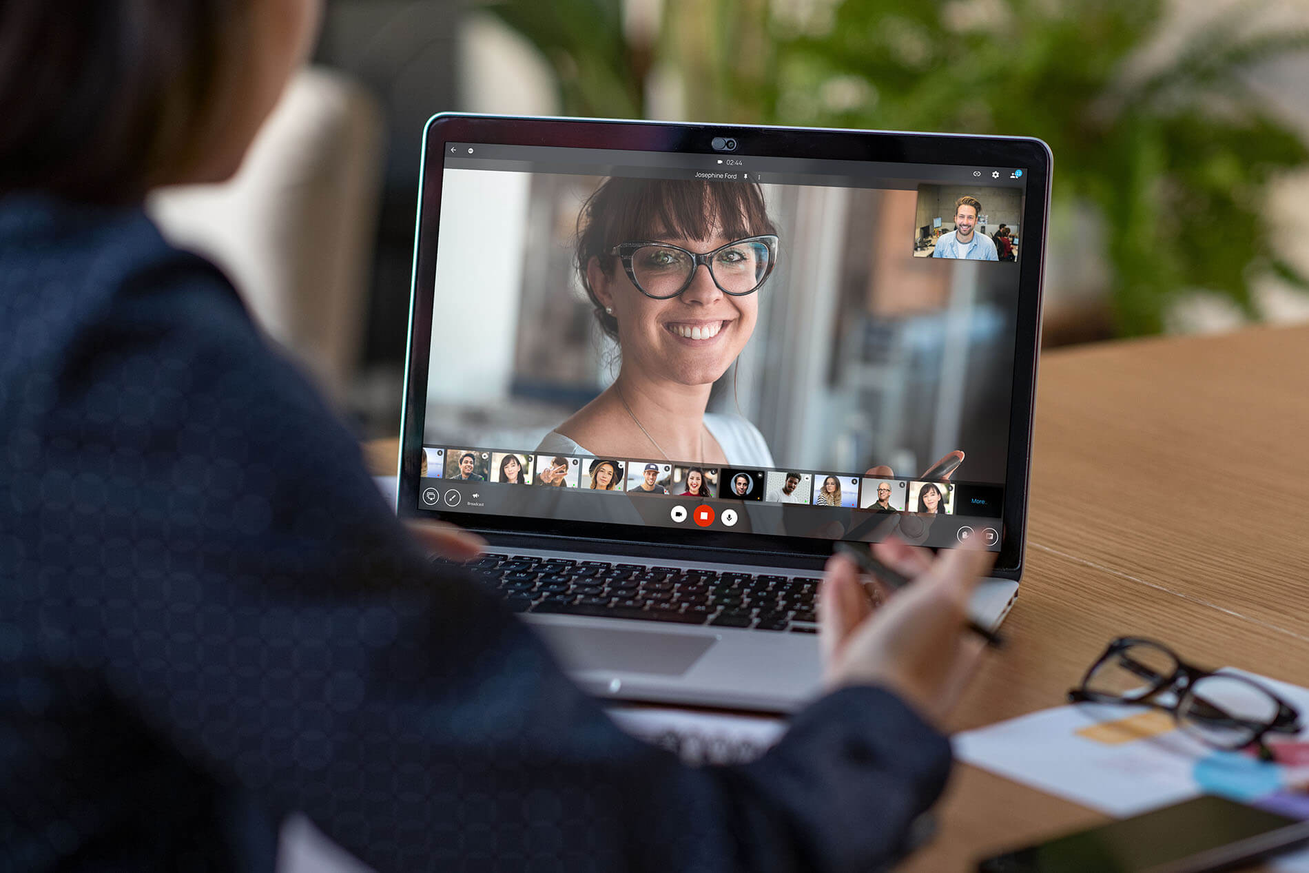 general header blog showing VNCtalk video call meeting on laptop
